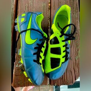 Nike soccer cleats size 8